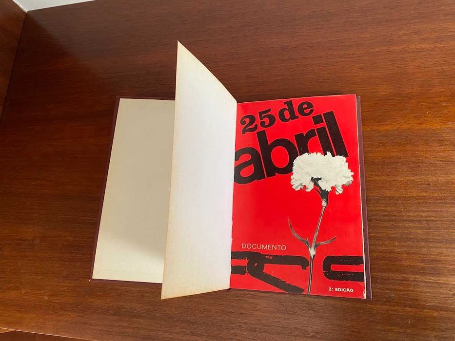 Livro 25 de Abril 2ª edição, encadernado