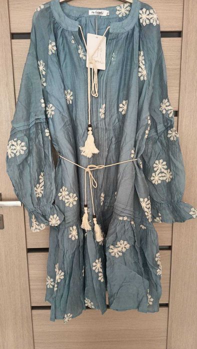 Cudowna sukienka boho haftowana z paskiem jeansowy kolor