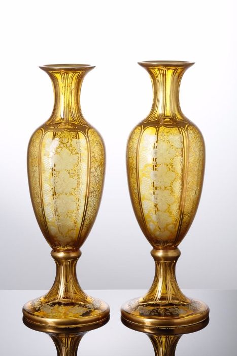 Jarra Arte Nova em vidro pintado a ouro fino.