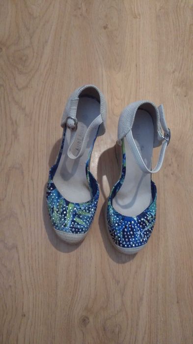 Buty damskie na koturnie 38