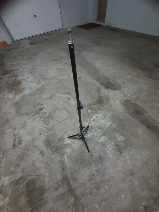 Suporte para microfone, iluminação  e máquina fotográfica