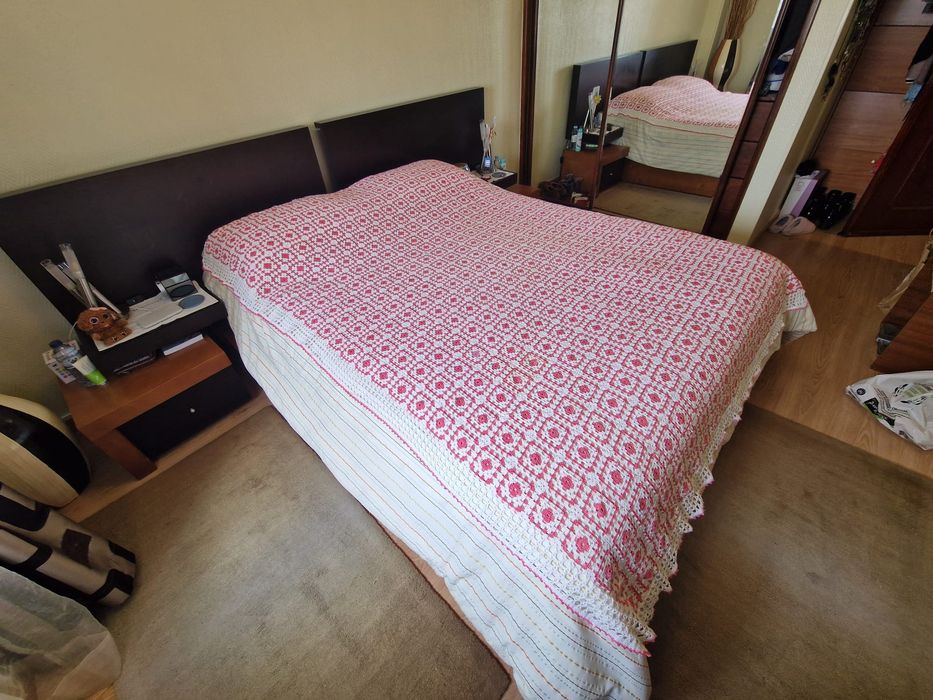 Colcha de crochê branca e rosa