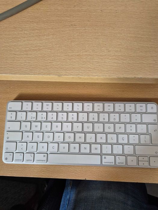 teclado magic Apple A2450, a funcionar sem anomalia