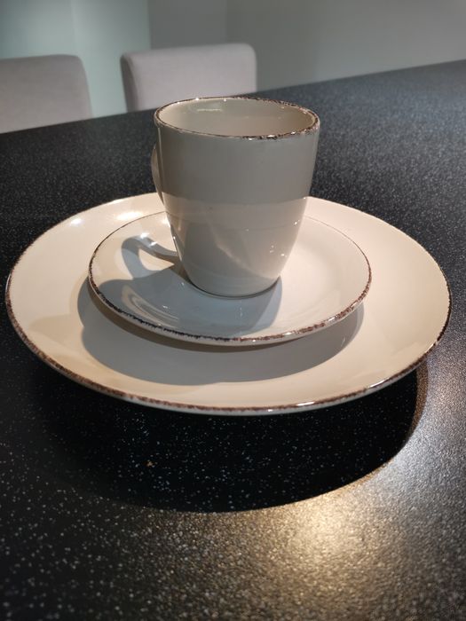 Zestaw filizanki do kawy i talerzyki deserowe