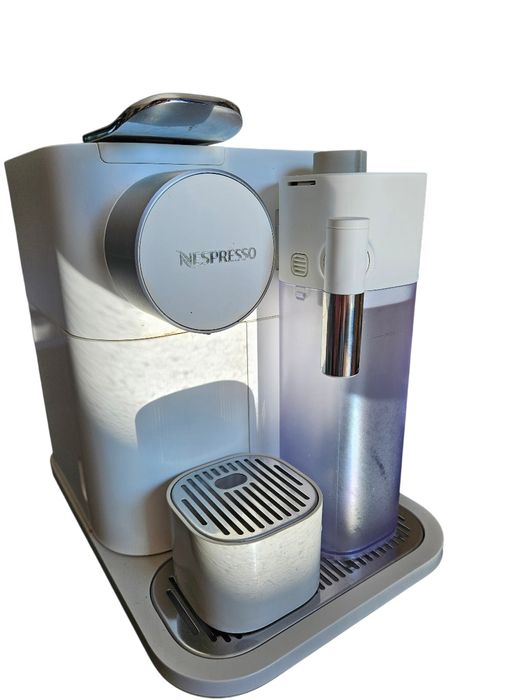 Maquina de café nespresso latissima