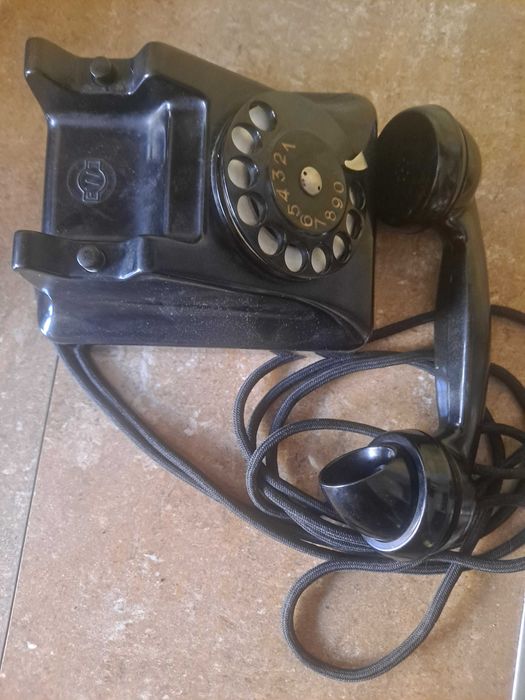 Stary, bakelitowy telefon z lat 60-tych RWT CB-49/B-A.