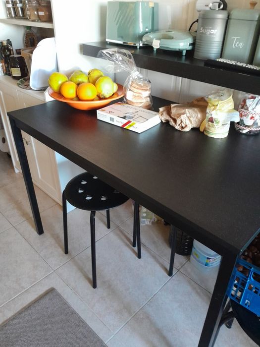 Mesa e 4 bancos usados