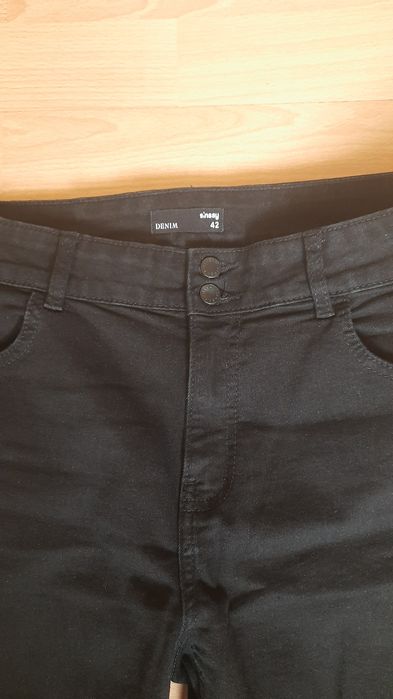 Spodnie jeans  damskie czarne.