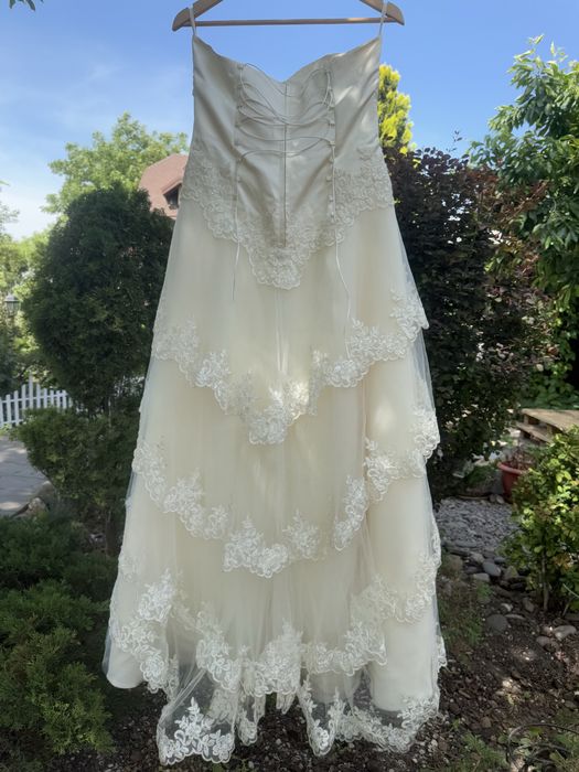 Прокат або продаж весільноі сукні колір Айворі