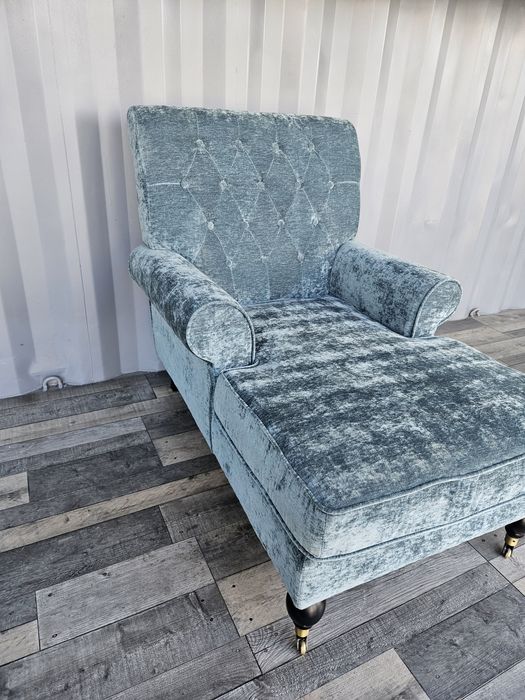 Zielony wydłużony fotel szezlong