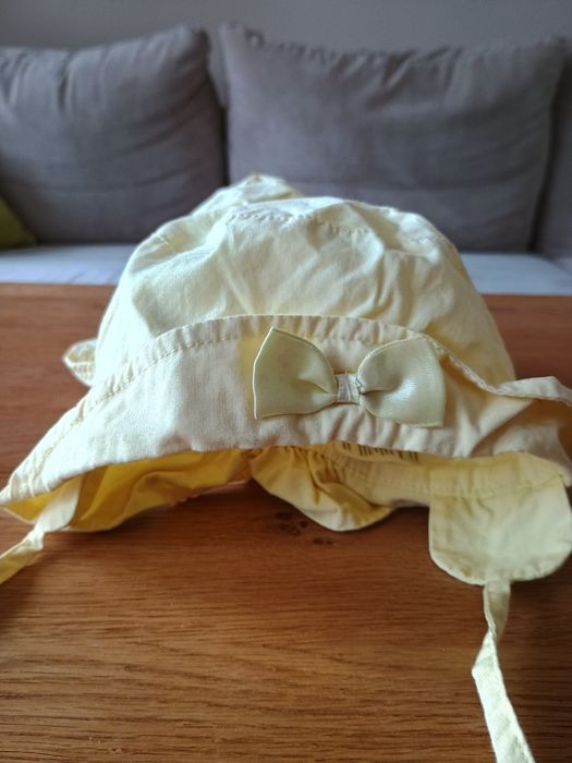 dwa letnie kapelusiki czapeczki