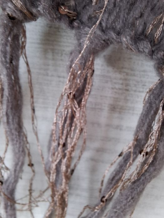 Brązowy długi szalik ze złotą nitką