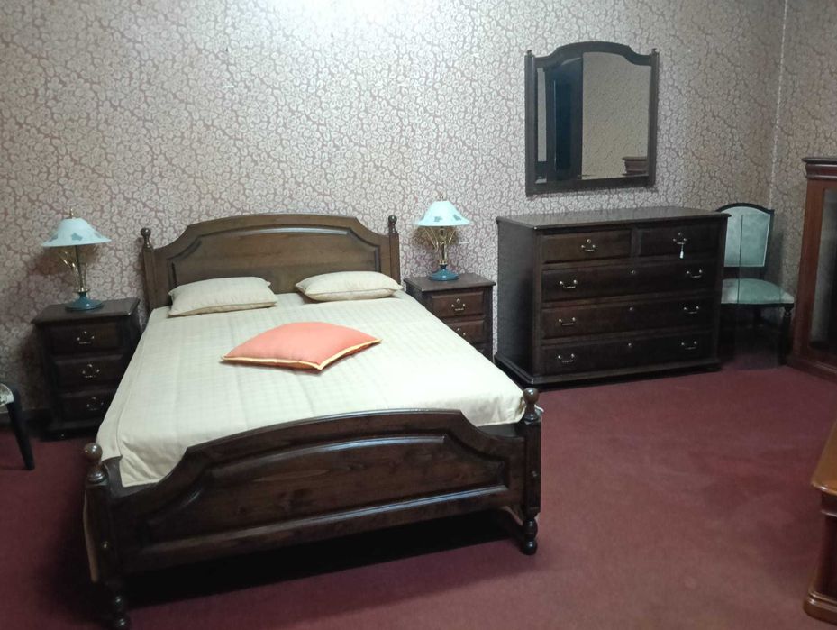 Quarto completo com cama mesinhas de cabeceira, cómoda e espelho