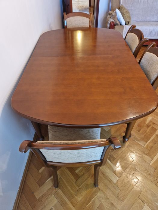 Stół z drewna z krzesłami