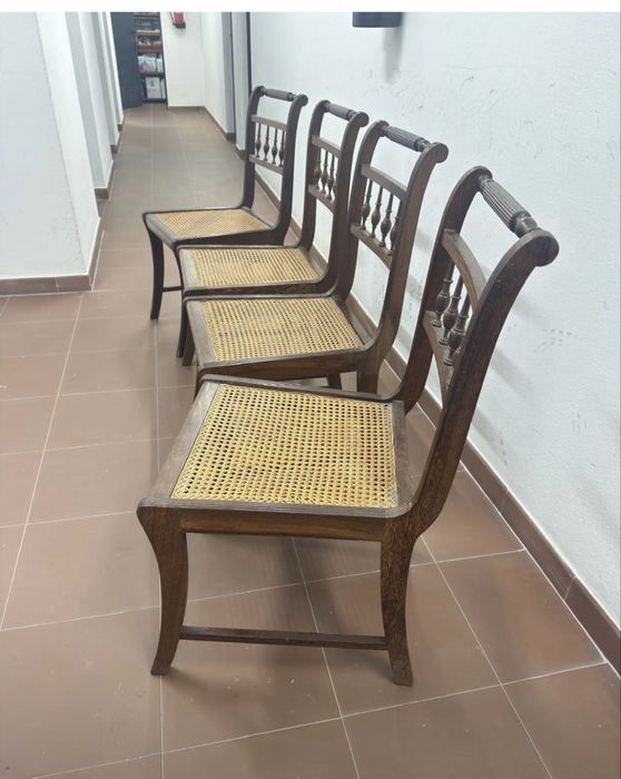 Cadeiras em madeira umbila