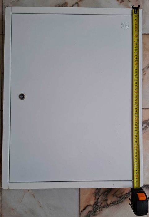 Escotilha de inspeção metálica com fechadura 600×440 mm.