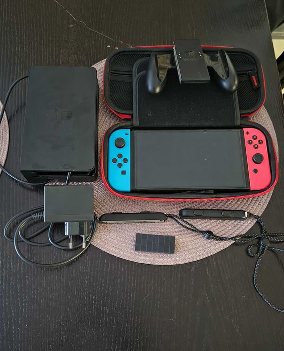 Sprzedam Konsola Nintendo Switch OLED Czerwono-niebieski