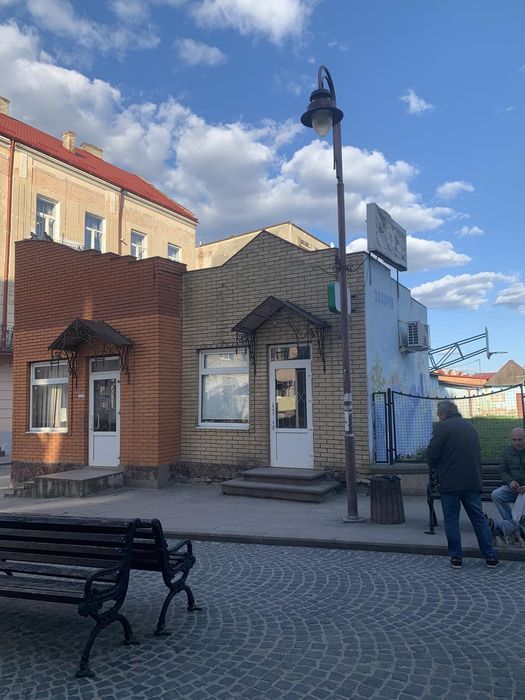 Продається  діючий магазин у центрі міста Золочів