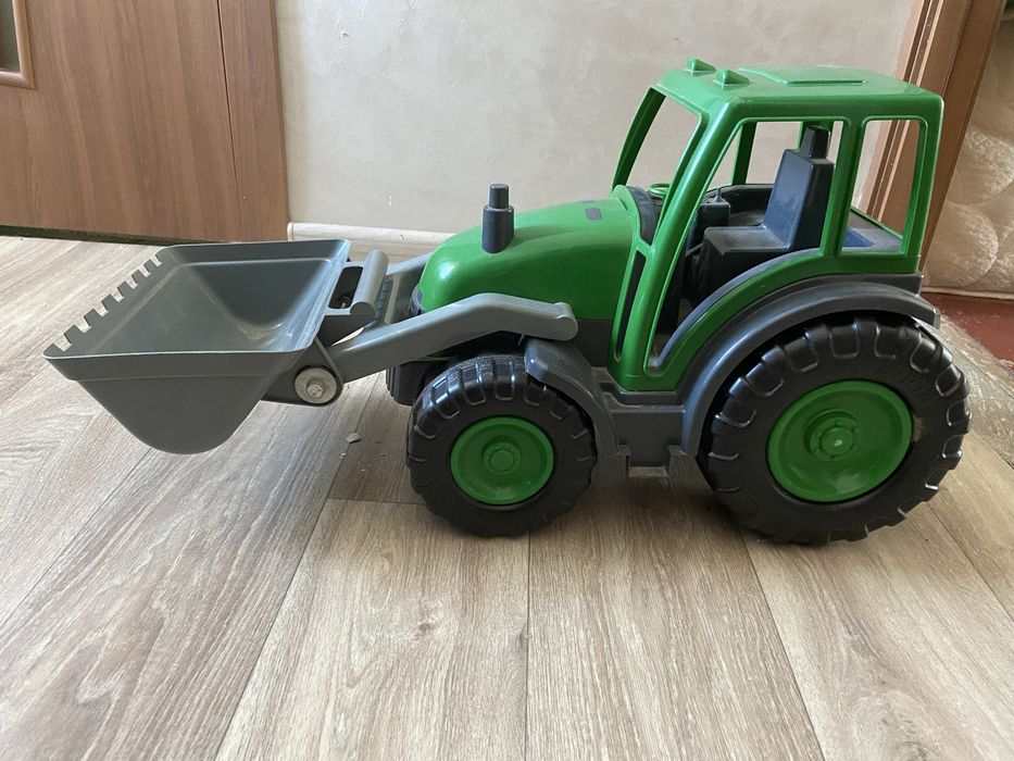 Великий трактор з ковшом в ідеальному стані