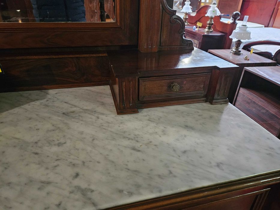 Cómoda antiga em madeira e tampo em pedra mais espelho - Bom estado g