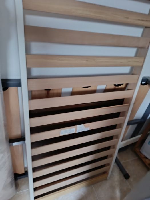 Cama de criança com grades e extensível