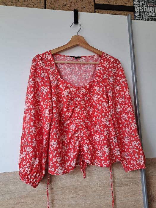 Peacocks wiskozowa letnia bluzka S 36 czerwona białe kwiatki marszczenie z wiązaniem boho cottagecore romantyczna retro na lato wiosnę wiosenna