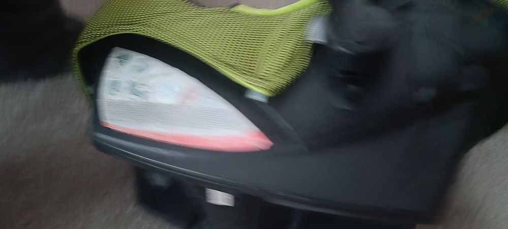 Автокрісло.      .