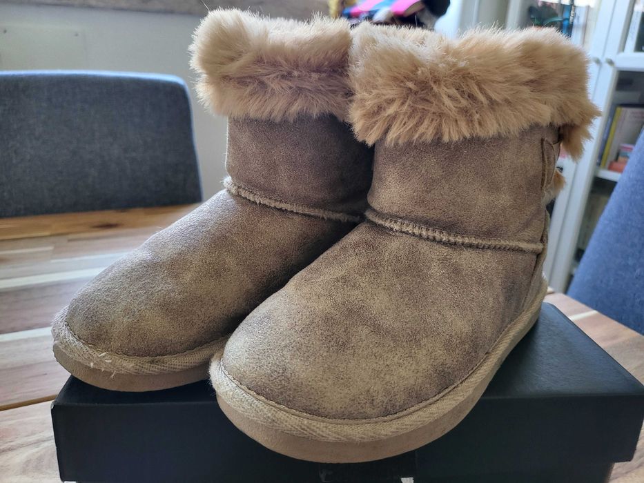 Botas beges com pêlo