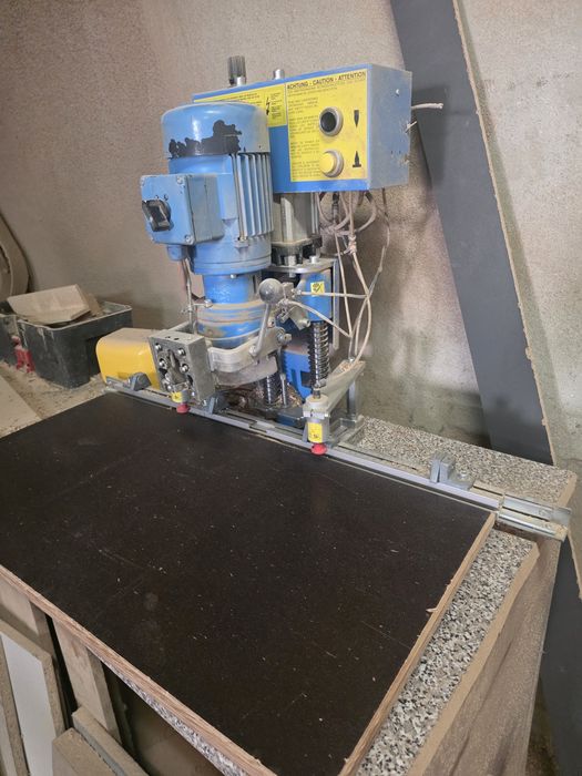 Engenho de furar e colocar dobradiças