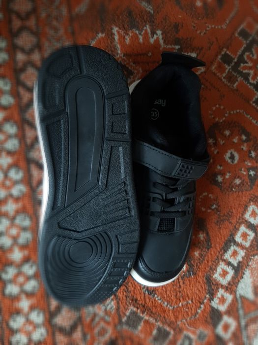 Buty czarne , rozmiar 34, nowe
Skóra ekologiczna, zapin