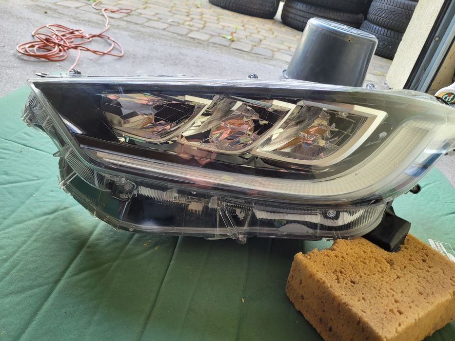 Toyota Yaris 4 IV lampa lewa przód