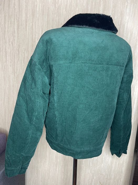 Новенька вельветова куртка з коміром зі штучного хутра