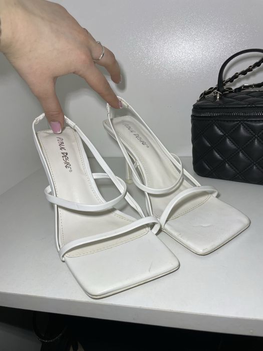 Білі босоніжки бренду  Public Desire