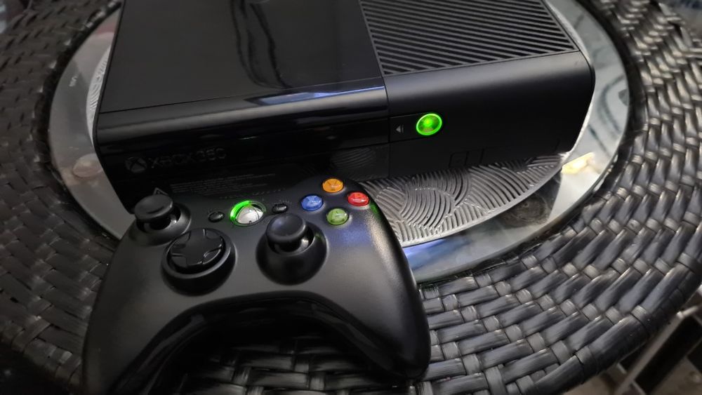 Xbox 360E 500GB zestaw gry 2 pady