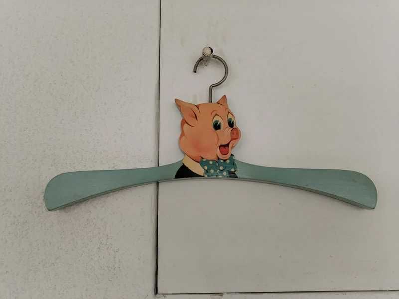 Conjunto de 7 cabides (6 vintage) para roupa de bebé e criança