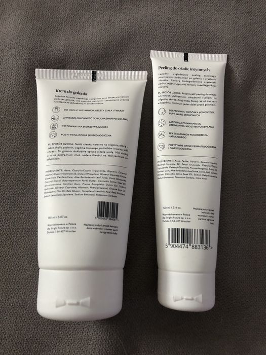 Zestaw kremu do golenia i peeling do okolic intymnych.