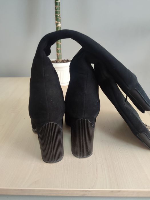 Жіночі чорні замшеві чоботи на стійкому каблуку