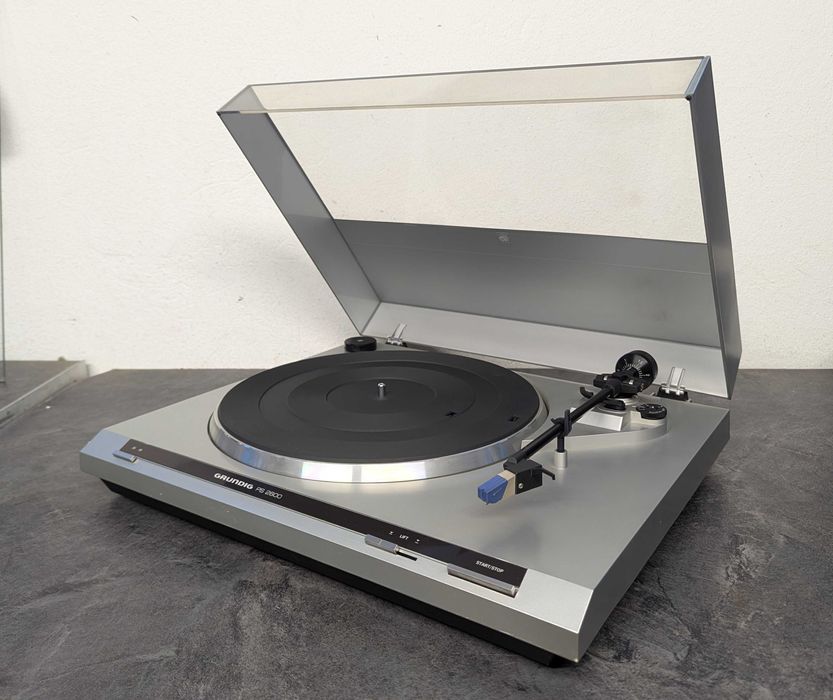 Програвач платівок  Grundig PS 2600.