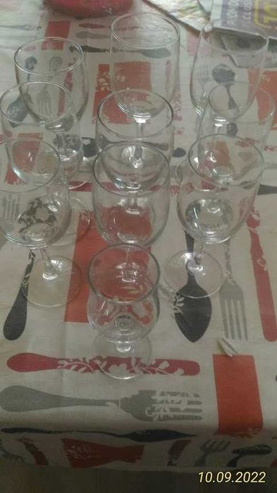 Vários copos, cálices, etc, etc