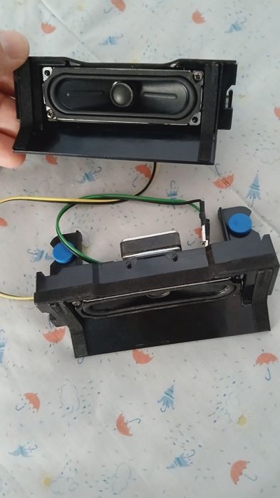 Novas colunas de TV Samsung  com cabos