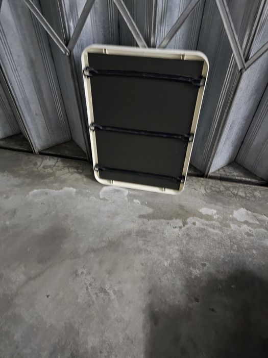 Espelho com moldura em branco