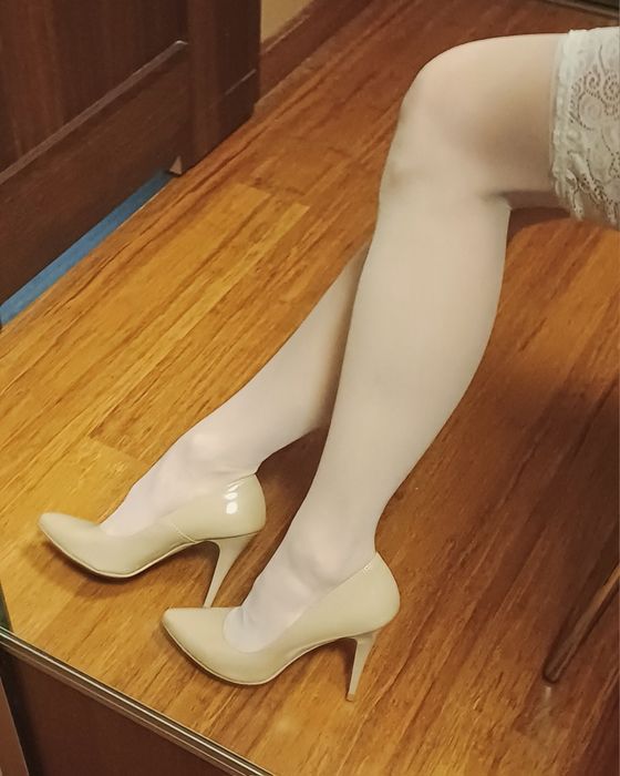 Szpilki beżowe 37, lakierowane