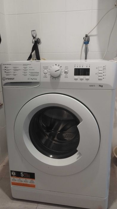 Máquina de lavar roupa Indesit em perfeito estado.
