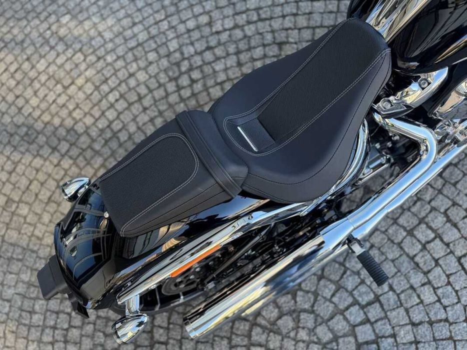 2025 Harley-Davidson® Breakout колір Vivid Black
