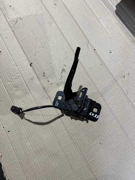 Bolt ev 23 рік замок капота