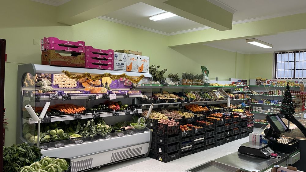 Mercearia junto ao centro comercial