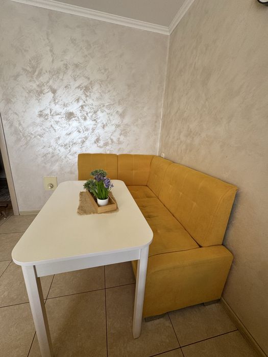 Кутовий диванчик на кухню