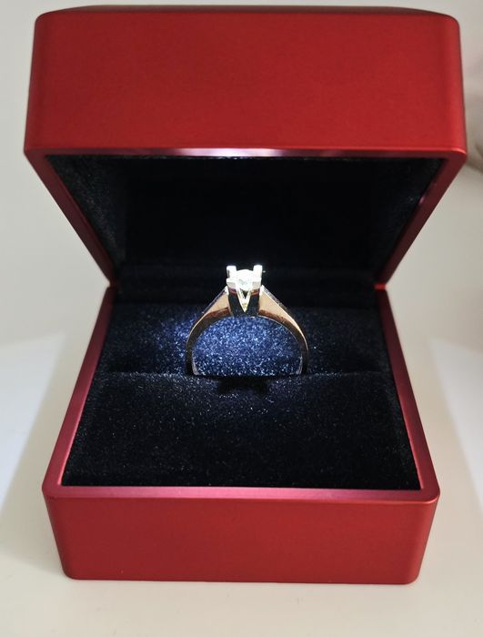 Pudełko na pierścionek z diodą led