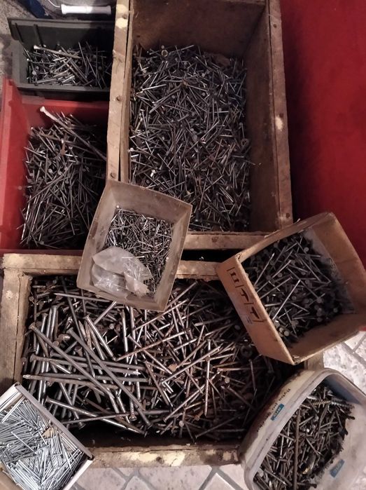 Gwoździe różnego rodzaju.