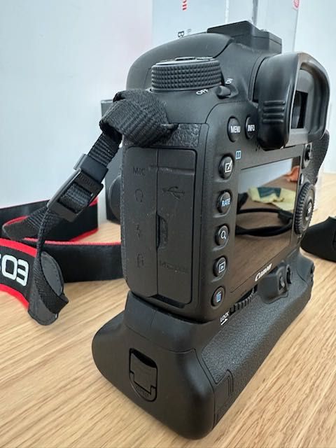 Canon 7D Mark II + PunhoBG-E16 + 2x Cartões CF Sandisk Extreme Pro 128Gb